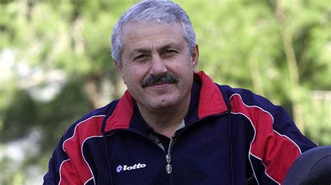 E­s­k­i­ ­f­u­t­b­o­l­c­u­ ­v­e­ ­t­e­k­n­i­k­ ­d­i­r­e­k­t­ö­r­ ­S­a­k­ı­p­ ­Ö­z­b­e­r­k­ ­h­a­y­a­t­ı­n­ı­ ­k­a­y­b­e­t­t­i­